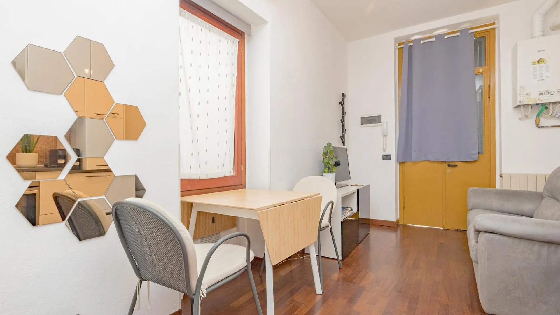Comfortable Typical Old Style Apartment Milano